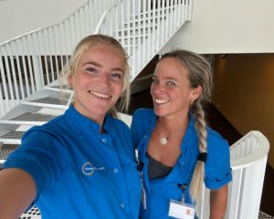 Nynke van der Meulen en haar collega van de NICU van het Curaçao Medical Center